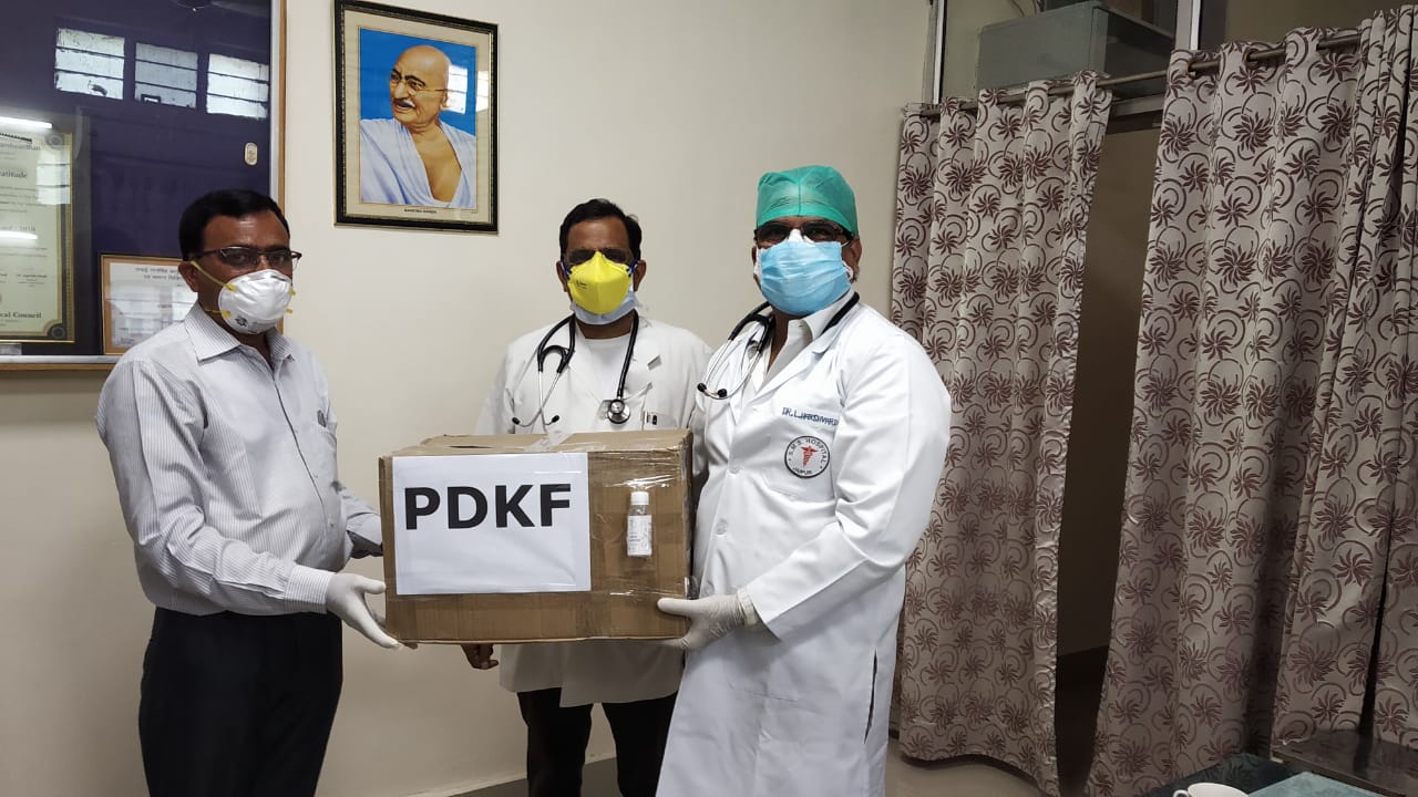पीडीकेएफ ने हरिबक्श कांवटिया चिकित्सालय को डोनेट किए 2 हजार फेस मास्क और 130 सेनिटाइजर
